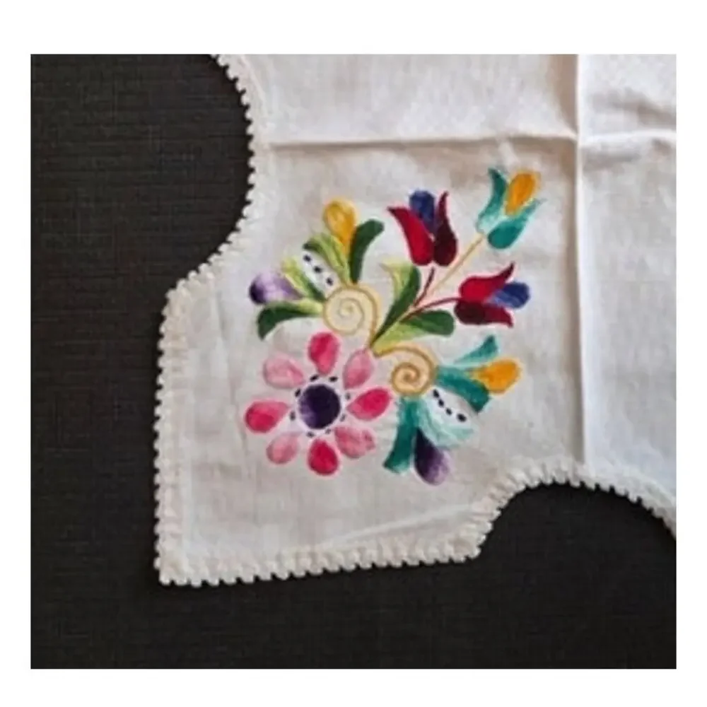 VTG Multicolored Embroidered Floral White Doily Breadbasket Liner Grannycore